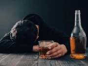 شراب کے نشے میں دھت شوہر نے 22 سالہ نوجوان بیوی کو زمین پر پٹخ کر قتل کر دیا