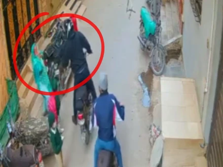 کراچی؛ ضعیف خاتون سے لوٹ مار، ملزمان گلے سے ہار کھینچ کر فرار، سی سی ٹی وی فوٹیج منظر عام پر
