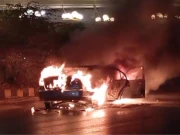 کراچی؛ شارع فیصل پر چلتی کار میں آگ لگ گئی، تیزرفتار موٹرسائیکل سوار ٹکرا کر زخمی ہوگیا