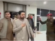 کمسن بچے کی شکایت پر وزیرِ اعلیٰ خیبر پختونخوا کا لیڈی ریڈنگ اسپتال کا ہنگامی دورہ