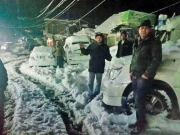 بالائی علاقوں میں برفباری تھم گئی، سڑکوں پر کئی فٹ برف موجود، ریسکیو آپریشن جاری