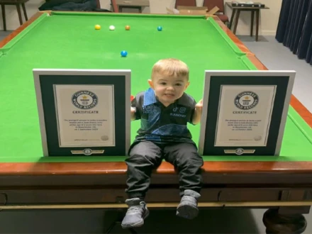 2 سالہ بچے نے اسنوکر کے مشکل شاٹس کھیل کر ورلڈ ریکارڈ قائم کر دیا