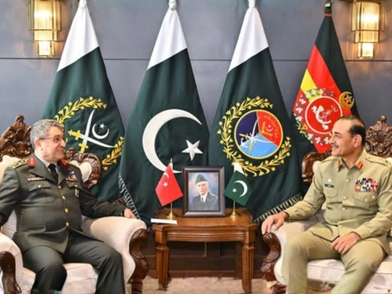 فیلڈ مارشل سے ترک چیف آف اسٹاف کی ملاقات، دفاعی تعلقات مزید مضبوط بنانے پر اتفاق