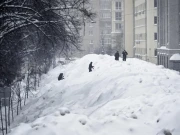 ماسکو میں شدید برفباری ، 200 سالہ ریکارڈ ٹوٹ گیا، سڑکوں پر برف کے بڑے ڈھیر لگ گئے