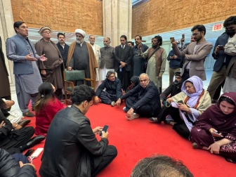 اپوزیشن اتحاد کا پارلیمنٹ میں دھرنا جاری، بانی پی ٹی آئی کو اسپتال منتقل کرنے کا مطالبہ