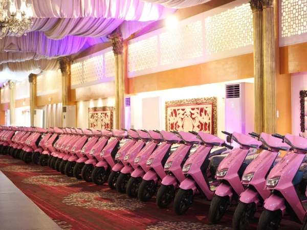 عالمی یومِ خواتین پر حکومت سندھ کا اقدام؛  300 پنک الیکٹرک اسکوٹیز خواتین میں تقسیم