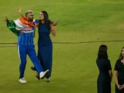  ورلڈ کپ جیتنے کے بعد بھارتی کرکٹرز کی گرل فرینڈز بھی میدان میں اتر آئیں