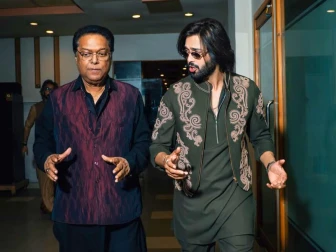 رشتے میں وہ ہمارے باپ لگتے ہیں، فہد مصطفیٰ کی والد کے ہمراہ تصاویر وائرل