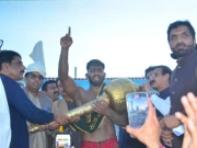 صوبائی وزیر کھیل کی گلو پہلوان کو رستمِ پاکستان بننے پر مبارکباد