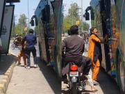 لاہور: سرکاری بس اہلکار کا بچی پر تشدد، فوٹیج منظر عام پر آگئی