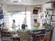 کراچی؛ بھینس کالونی میں موبائل شاپ میں ڈکیتی واردات کی سی سی ٹی وی  فوٹیج سامنے آگئی