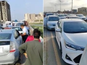 کراچی؛ بجلی اور گیس بندش کیخلاف علاقہ مکینوں کا لیاری ایکسپریس وے کو بلاک کر احتجاج