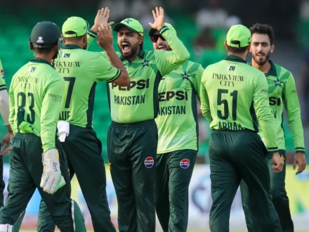 پاکستان نے تیسرے ون ڈے میں آسٹریلیا کو 4 وکٹوں سے شکست دے کر سیریز جیت لی