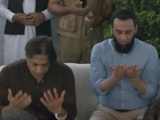 عطاء اللہ تارڑ کی معروف کرکٹر شعیب اختر کے بھائی کے انتقال پر تعزیت کے لیے ان کے گھر آمد