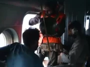  گوجرانوالہ میں سیلاب میں پھنسے شہریوں کو نکالنے کے لیے پاک فوج کا ہیلی کاپٹر سے آپریشن جاری