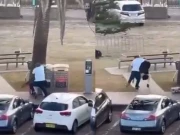 آسٹریلیا: نہتےشہری نے سڈنی بیچ پر فائرنگ کرنےدہشتگرد کی گن چھین لی،ویڈیووائرل