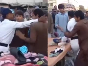 کراچی: ٹھیلے والے نے ٹریفک پولیس افسر کو تشدد کا نشانہ بنا ڈالا، ویڈیو سوشل میڈیا پر وائرل ہوگئی