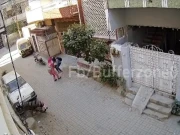 کراچی: گھر کی دہلیز پر خاتون سے چھینا جھپٹی، ملزم پرس چھین کر فرار، ویڈیو منظرعام پر آگئی