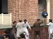 2 گروہوں میں  ہاتھا پائی،  لاہور ہائی کورٹ میدان جنگ بن گیا، 