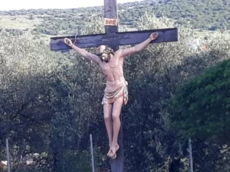 اسرائیلی فوج کے 2 اہلکاروں نے حضرت عیسیٰ کے مجسمے کو زمین پر گرا کر بے حرمتی کی تھی