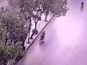 کورنگی میں عید الاضحیٰ کے دوسرے روز کم عمر لڑکوں کے موٹرسائیکل حادثے کی سی سی ٹی وی فوٹیج سامنے آگئی