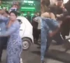  ڈیفنس ایچ بلاک مارکیٹ میں کار سوار نوجوان اور خواجہ سراؤں میں جھگڑا، ویڈیو وائرل