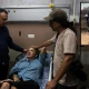 یہودی آبادکاروں کا امریکی خاتون صحافی پر بہیمانہ تشدد (فوٹو: رائٹرز)