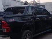 کراچی؛ ڈبل کیبن پر جعلی سرکاری نمبر پلیٹ لگانے والے 2 بھائی گرفتار، گاڑی قبضے میں لے لی گئی