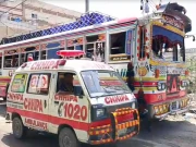 کراچی: بس اور ٹرک کی ٹکر سے ایک گھنٹے میں 2 خواتین جاں بحق