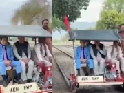 وزیر ریلوے کا منفرد انداز، گولڑہ اسٹیشن سے راولپنڈی ریلوے اسٹیشن تک ٹریک ٹرالی پر سفر، ویڈیو وائرل