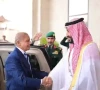 وزیرِ اعظم کی مکہ مکرمہ میں قصر الصفا آمد، سعودی ولی عہد نے استقبال کیا