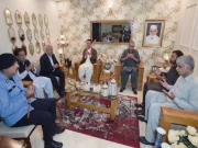 وزیر داخلہ محسن نقوی اور طلال چوہدری کی شہید کیپٹن تیمور حسن کے گھر آمد، اہل خانہ سے اظہارِ تعزیت