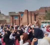 لاہور: میاں نواز شریف کالج برائے خواتین بند کرنے کے نوٹس پر طالبات کا احتجاج