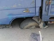 کراچی: بارشوں کے بعد سڑکیں جواب دینے لگیں، ناظم آباد چورنگی کی سڑک پر گاڑیاں دھنسنے لگیں