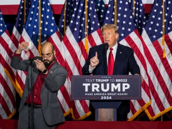 وائٹ ہاؤس میں ٹرمپ کا وفادار ساتھی چور نکلا؛ تحقیقات شروع