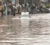 راولپنڈی: شدید بارش کے باعث سہگل اسٹریٹ کا نالہ بپھر گیا، مدرسے میں پانی داخل ہونے سے طلبہ پھنس گئے