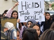 آذربائیجان کے اسکولوں میں حجاب پہننے پر پابندیوں کیخلاف طلبا اور والدین کا احتجاج (فوٹو؛ رائٹرز)