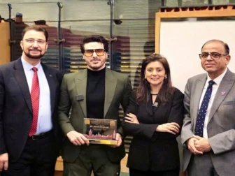 برطانوی پارلیمنٹ نے پاکستانی اداکار احسن خان کو ایوارڈ سے نواز دیا