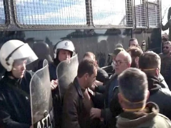 یونان میں کسانوں کے مظاہرے شدت اختیار کر گئے۔ پولیس اور مظاہرین میں شدید جھڑپیں