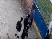 کراچی: فٹ بال کھیلنے جانے والے نوجوانوں کو گراؤنڈ کے باہر لوٹ لیا گیا، ویڈیو وائرل