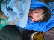 انجن خراب ہونے کے باعث دھابیجی اسٹیشن پر کھڑی ٹرین میں بچی کی پیدائش