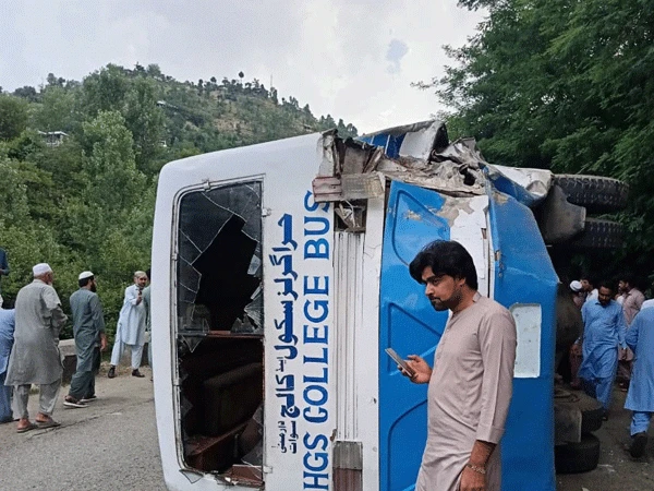 سوات میں نجی اسکول کی بس حادثے کا شکار، ایک بچی جاں بحق، متع