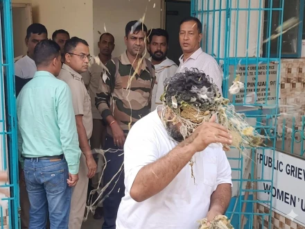 مغربی بنگال میں بی جے پی غنڈہ گردی؛ مدارس کی بندش؛ مخالف رہنماؤں پر انڈے برسائے؛ فوٹو؛ بھارتی میڈیا
