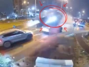 تیز رفتار کار کو حادثہ؛ مرسڈیز اڑتی ہوئی دو گاڑیوں کے اوپر سے گزر گئی، ویڈیو وائرل