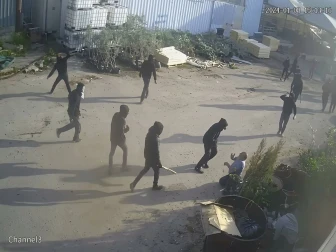 یہودی آبادکاروں نے فلسطینی باپ بیٹے کو تشدد کا نشانہ بنایا اور کار بھی چھین لی؛ (فوٹو: فائل)