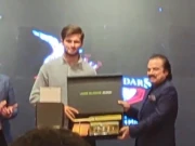 لاہور قلندرز کا کپتان شاہین شاہ آفریدی کو گولڈ پلیٹڈ آئی فون کا تحفہ