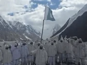 کے ٹو بیس کیمپ: شدید سردی میں پاک فوج کے جوانوں کا جشن آزادی، فلک شگاف نعرے 