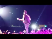 بھارت میں معروف گلوکار دیوالی کے لائیو کنسرٹ میں اسٹیج پر گرکر ہلاک 