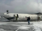 کینیڈا میں مسافر طیارہ لینڈنگ کے دوران الٹ گیا؛ مسافر باہر گر پڑے؛ ویڈیو وائرل 