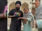 سدھو موسے والا کی ماں نے اپنے ہاتھ میں بیٹے کے نام کا ٹیٹو بنوالیا 